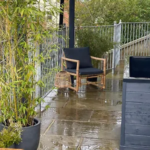 Ashford House 2 Bedroom 'outdoor Bathing Tub' Apartment